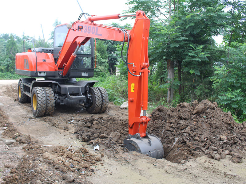 乐鱼-R390L小型轮胎式挖掘机挖土施工